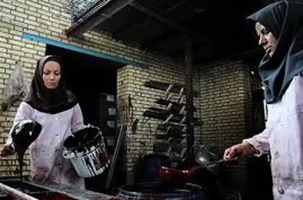 زنی تنها در مقابلِ اخراج/ حتی …