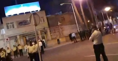 مردم در اعتراض به قطع برق و آب…
